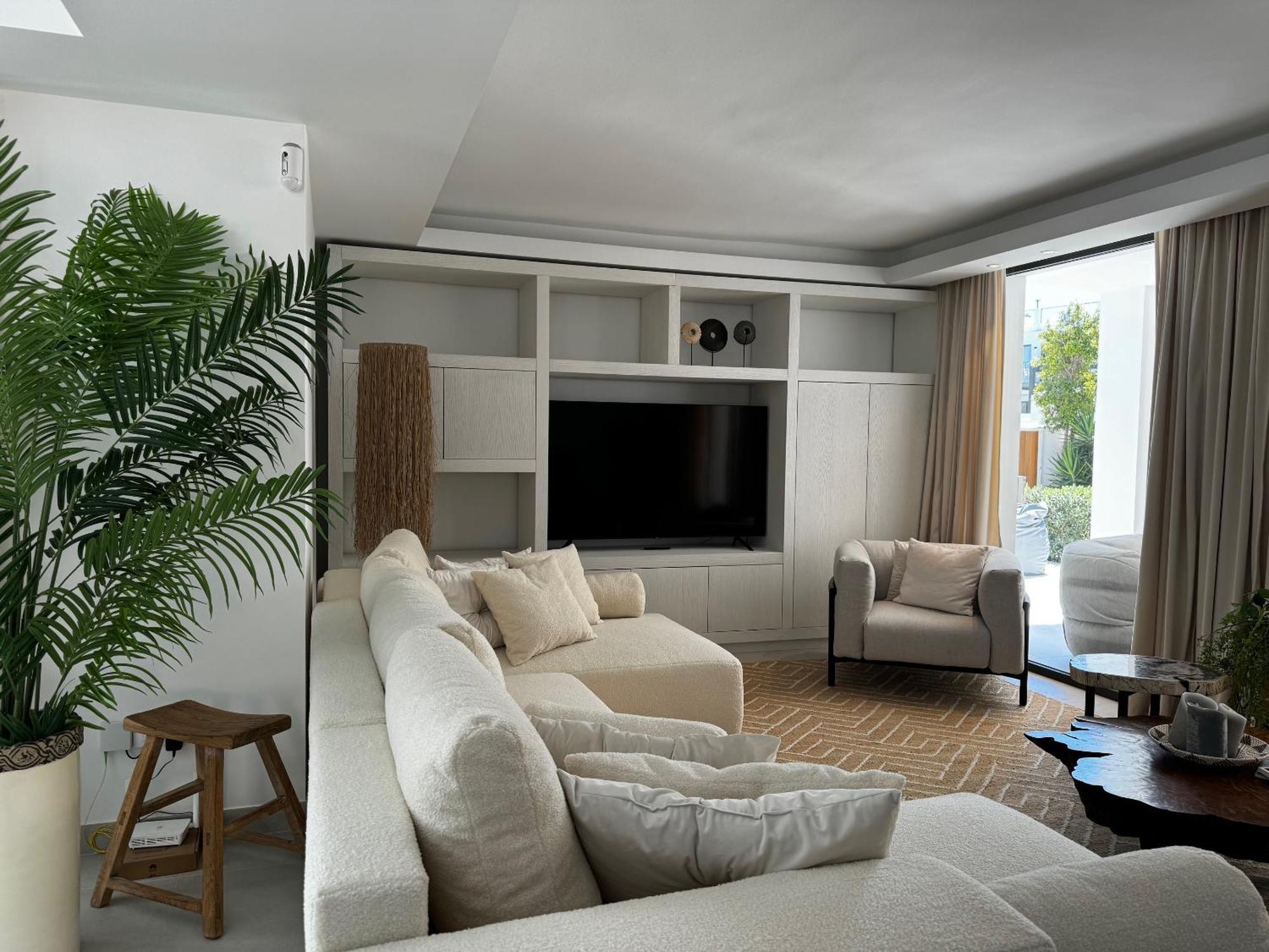 Villa Marbella Bliss - Luxury 4-Bedroom Villa With Garden, Private Pool & Jacuzzi, Marbesa Near- 5 Min To The Cabopino Beach