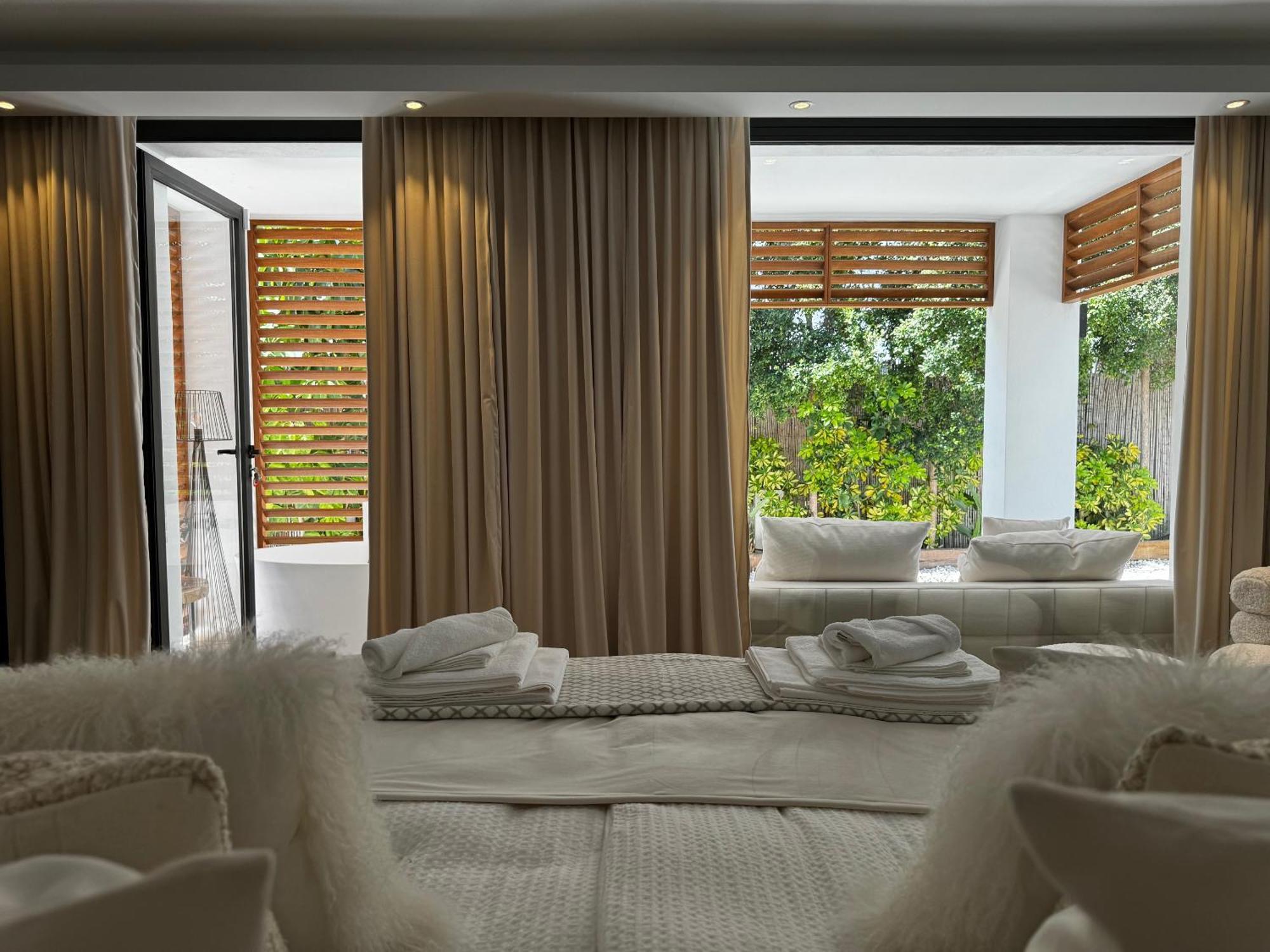 Marbella Bliss - Luxury 4-Bedroom Villa With Garden, Private Pool & Jacuzzi, Marbesa Near- 5 Min To The Cabopino Beach *