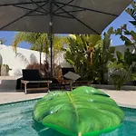 Marbella Bliss - Luxury 4-Bedroom Villa With Garden, Private Pool & Jacuzzi, Marbesa Near- 5 Min To The Cabopino Beach