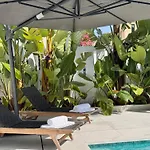 Marbella Bliss - Luxury 4-Bedroom Villa With Garden, Private Pool & Jacuzzi, Marbesa Near- 5 Min To The Cabopino Beach