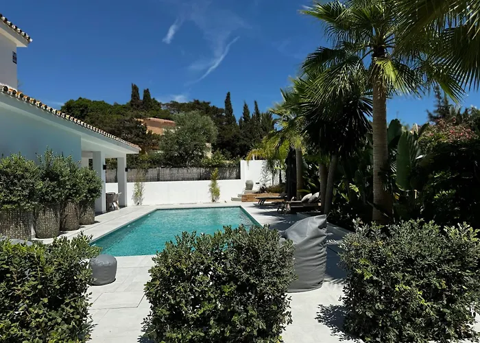 Marbella Bliss - Luxury 4-Bedroom Villa With Garden, Private Pool & Jacuzzi, Marbesa Near- 5 Min To The Cabopino Beach