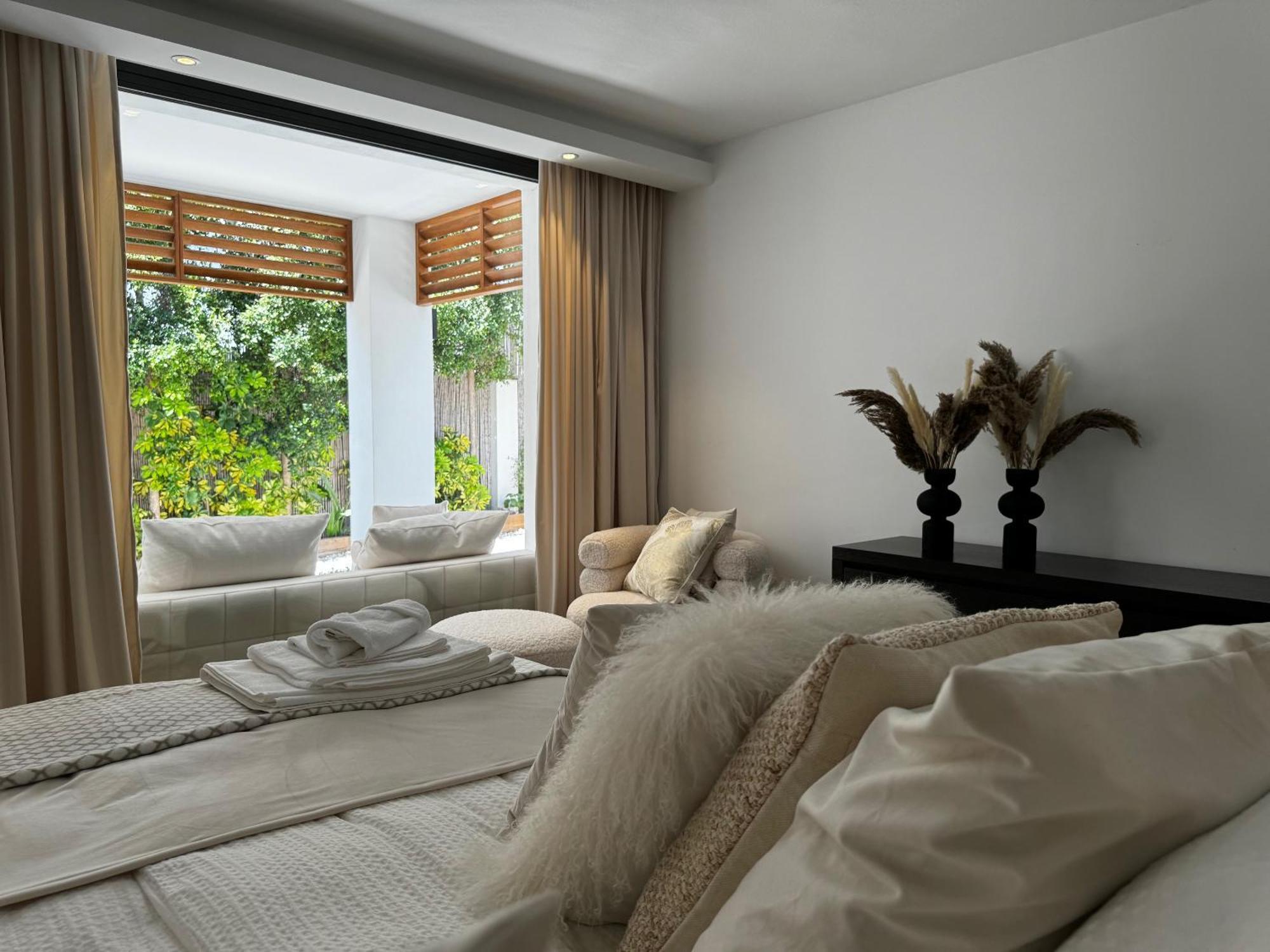 Marbella Bliss - Luxury 4-Bedroom Villa With Garden, Private Pool & Jacuzzi, Marbesa Near- 5 Min To The Cabopino Beach *
