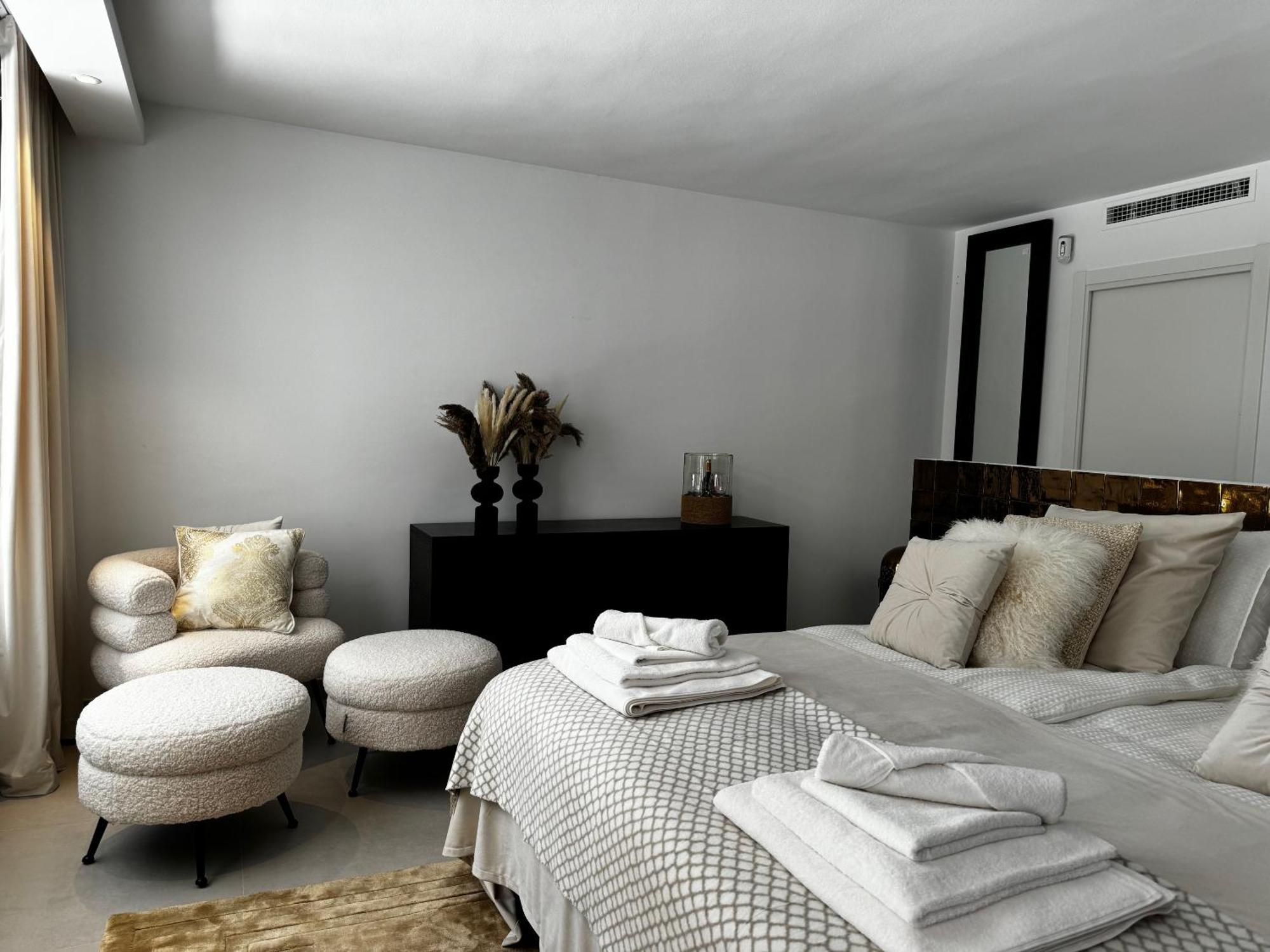 Marbella Bliss - Luxury 4-Bedroom Villa With Garden, Private Pool & Jacuzzi, Marbesa Near- 5 Min To The Cabopino Beach Pousada