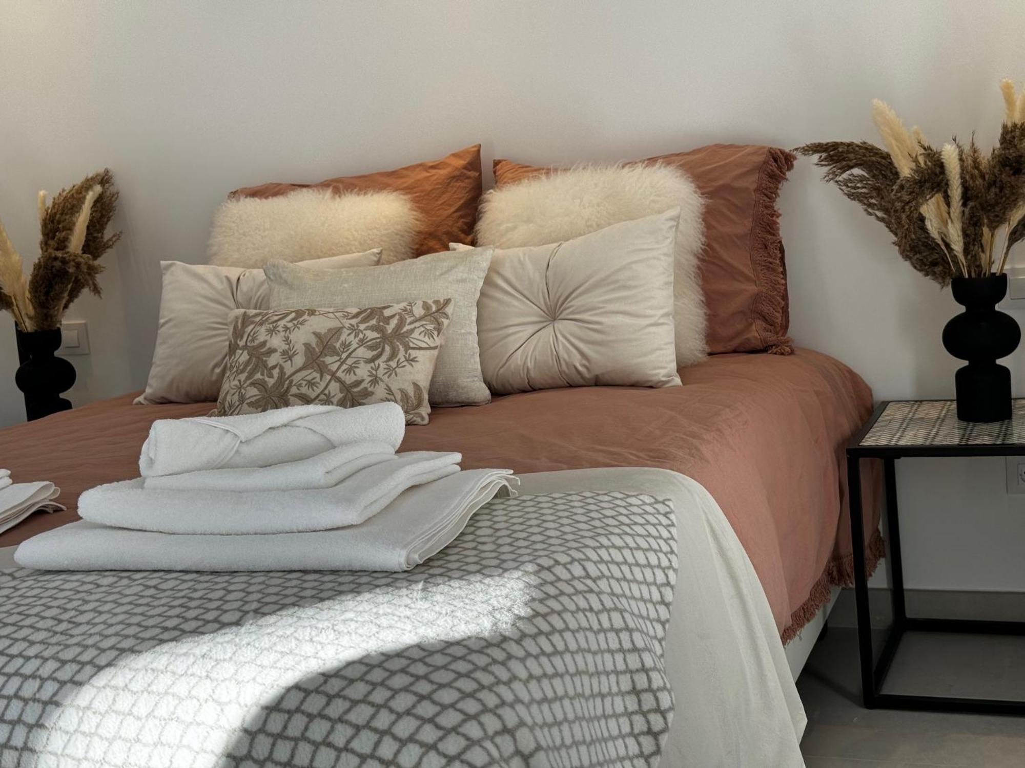 Marbella Bliss - Luxury 4-Bedroom Villa With Garden, Private Pool & Jacuzzi, Marbesa Near- 5 Min To The Cabopino Beach Pousada *