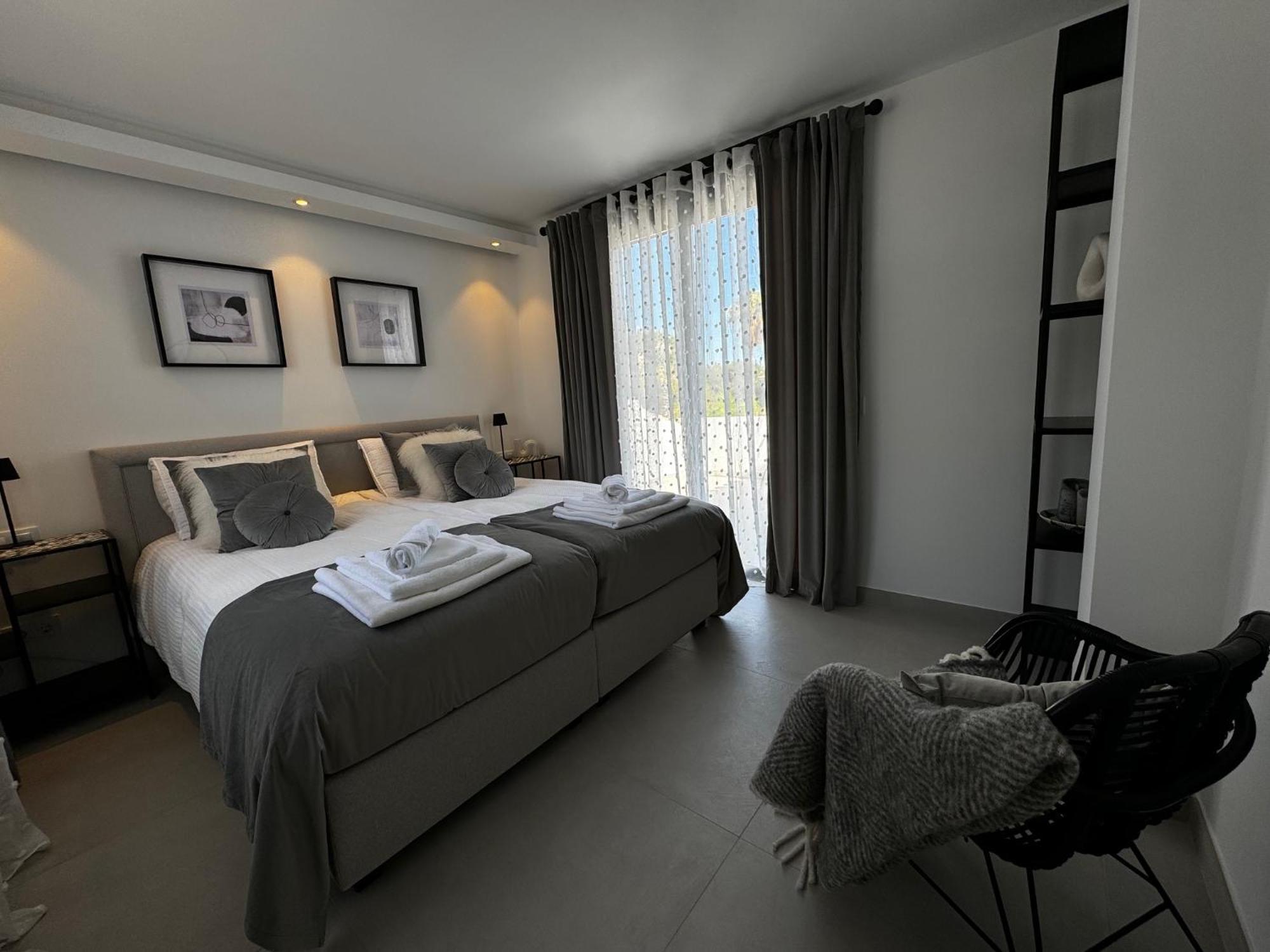 Marbella Bliss - Luxury 4-Bedroom Villa With Garden, Private Pool & Jacuzzi, Marbesa Near- 5 Min To The Cabopino Beach *