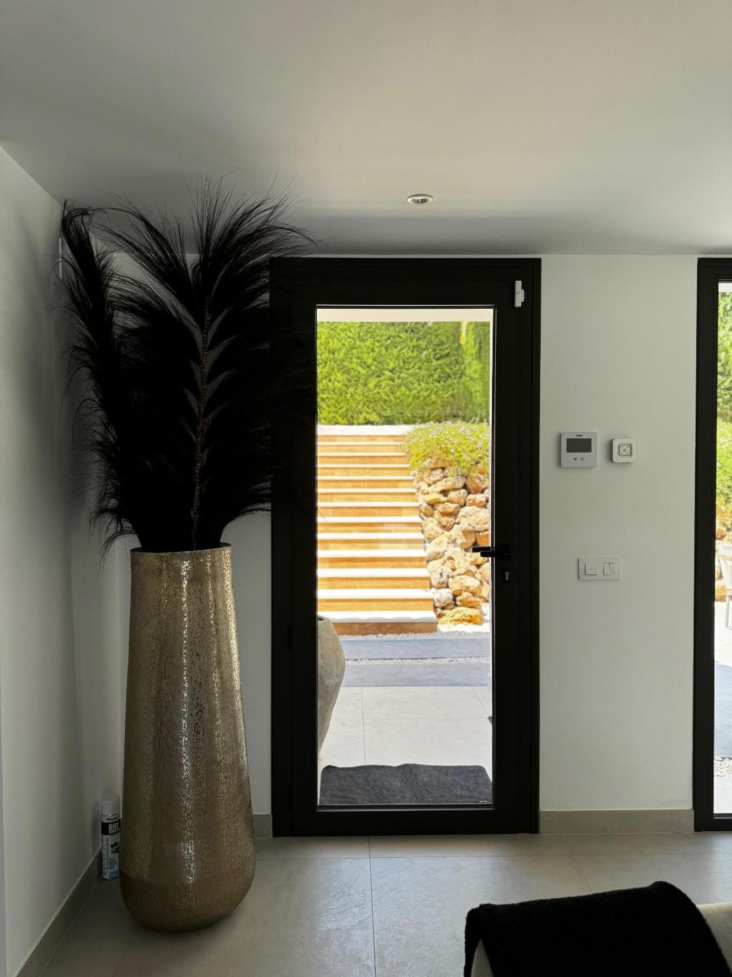 Marbella Bliss - Luxury 4-Bedroom Villa With Garden, Private Pool & Jacuzzi, Marbesa Near- 5 Min To The Cabopino Beach Pousada Marbella