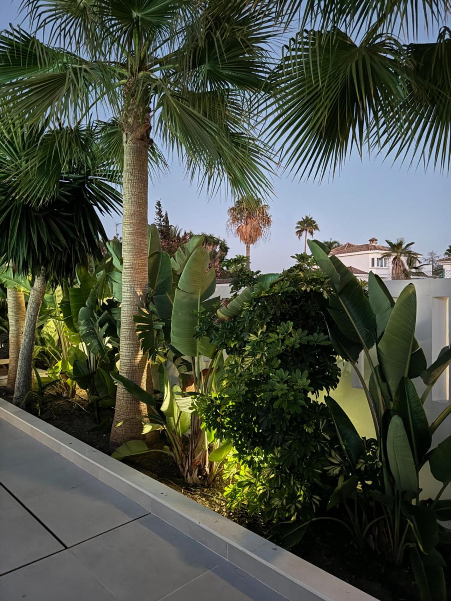 Marbella Bliss - Luxury 4-Bedroom Villa With Garden, Private Pool & Jacuzzi, Marbesa Near- 5 Min To The Cabopino Beach * Marbella