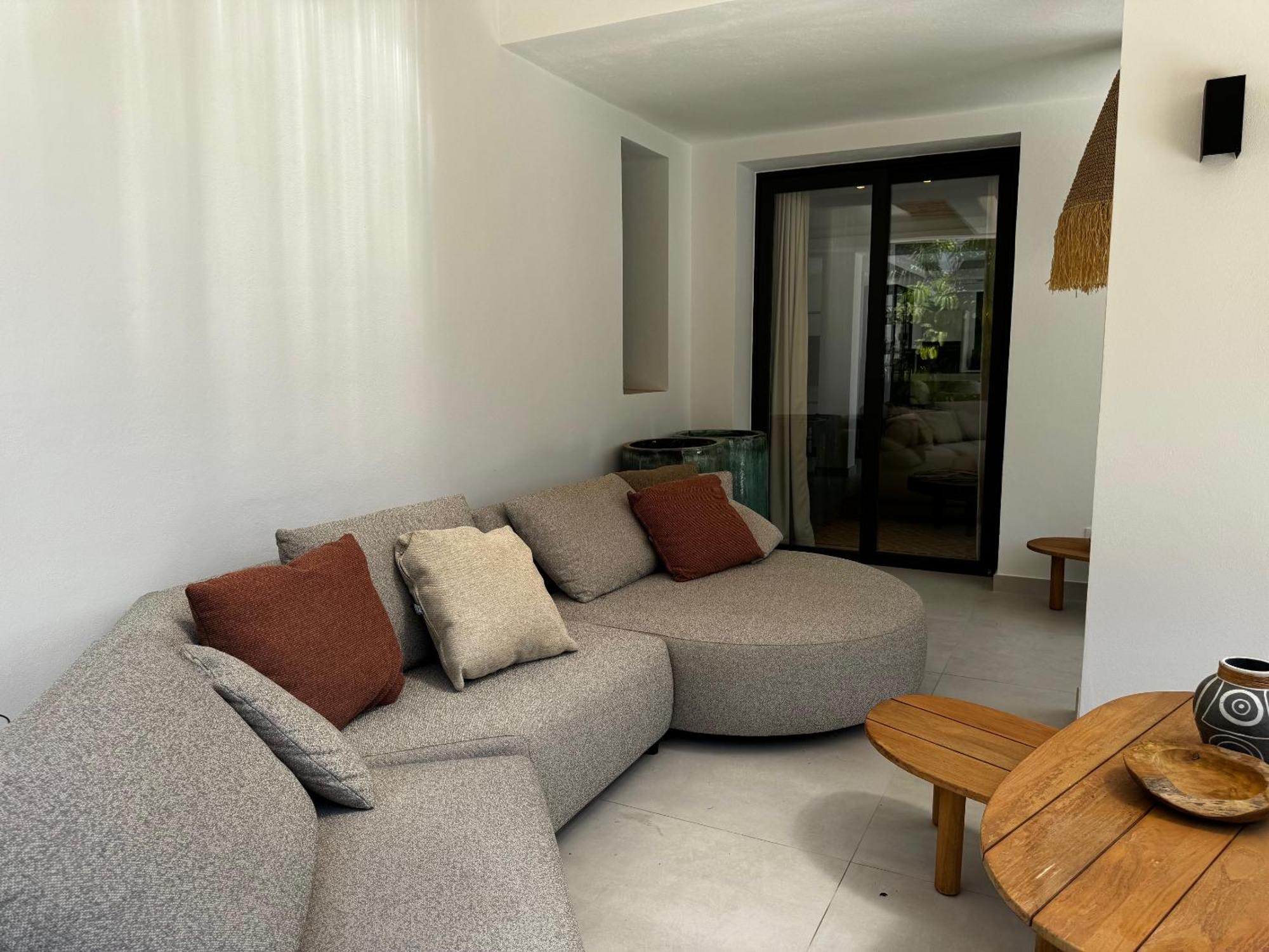 Marbella Bliss - Luxury 4-Bedroom Villa With Garden, Private Pool & Jacuzzi, Marbesa Near- 5 Min To The Cabopino Beach Pousada