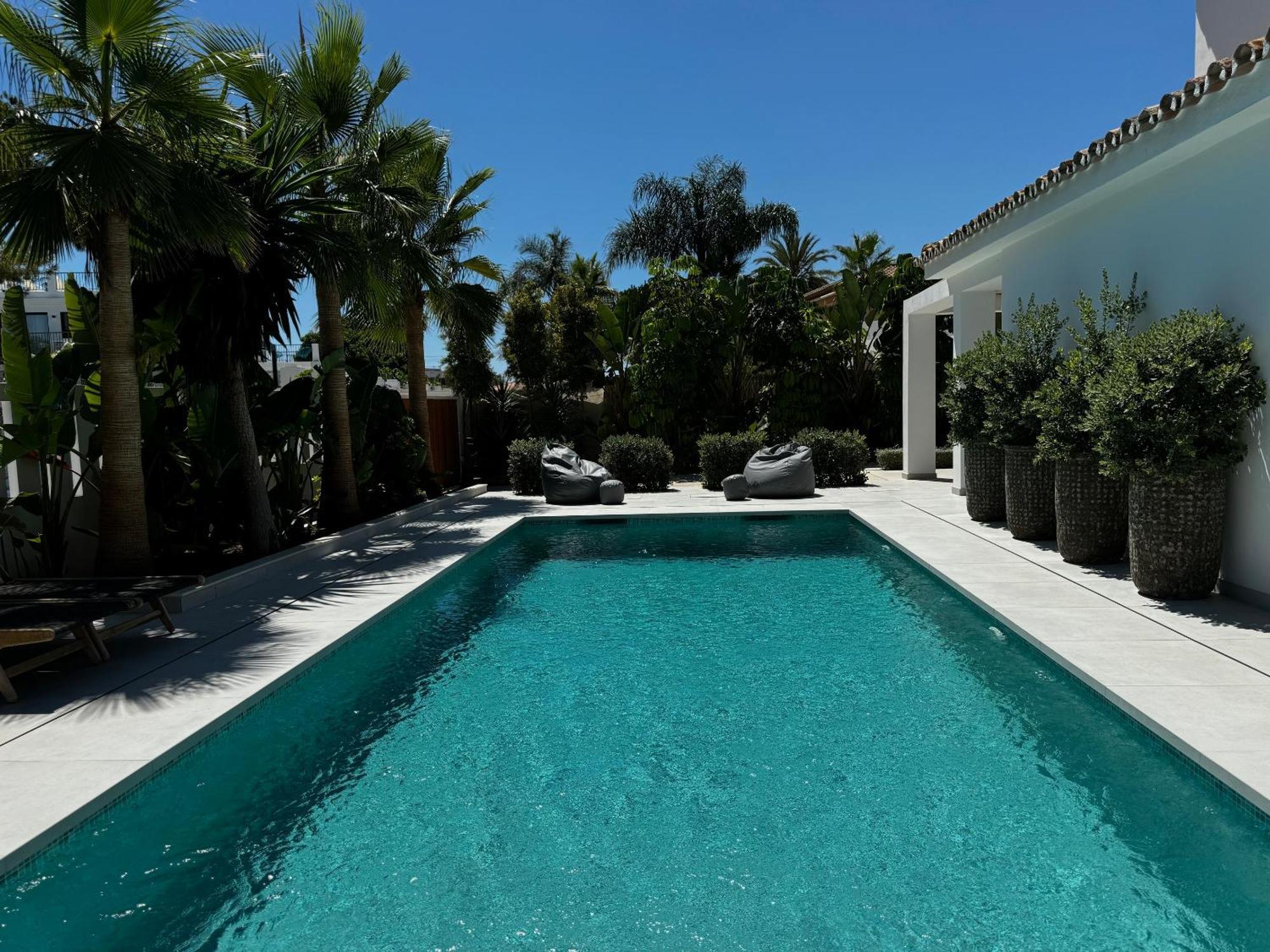 Pousada Marbella Bliss - Luxury 4-Bedroom Villa With Garden, Private Pool & Jacuzzi, Marbesa Near- 5 Min To The Cabopino Beach Marbella