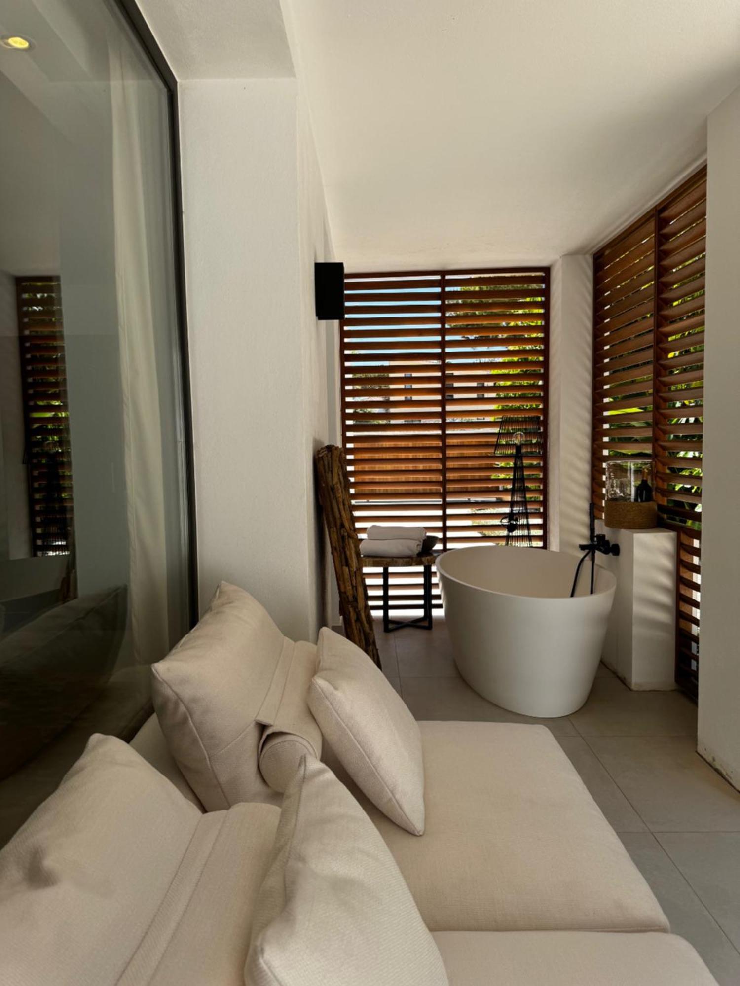 Pousada Marbella Bliss - Luxury 4-Bedroom Villa With Garden, Private Pool & Jacuzzi, Marbesa Near- 5 Min To The Cabopino Beach Marbella