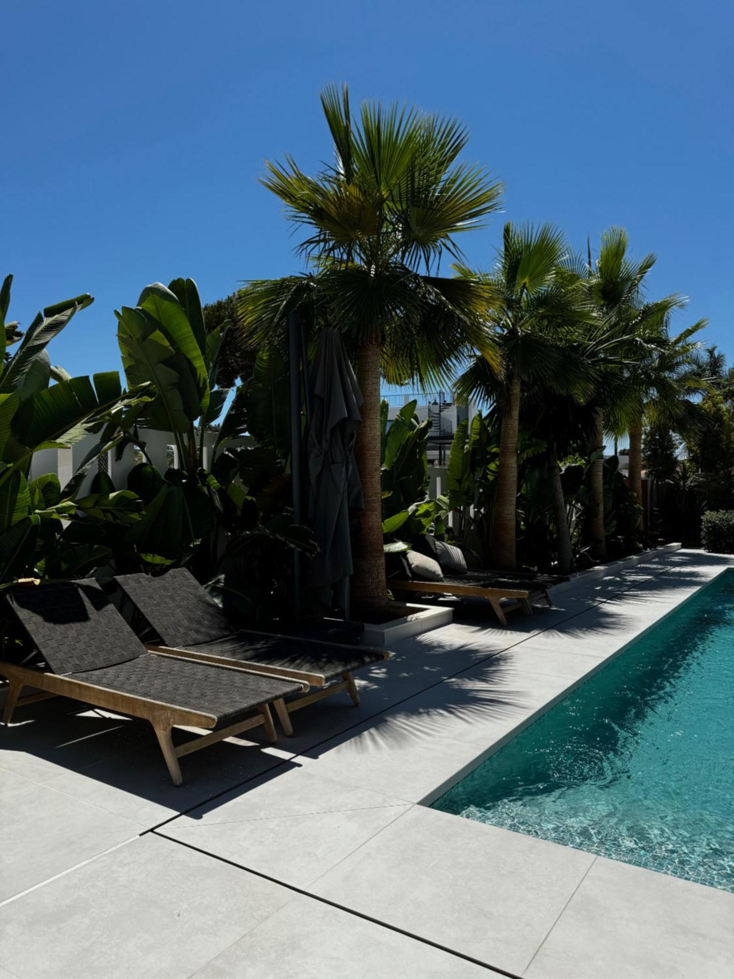 Marbella Bliss - Luxury 4-Bedroom Villa With Garden, Private Pool & Jacuzzi, Marbesa Near- 5 Min To The Cabopino Beach Pousada