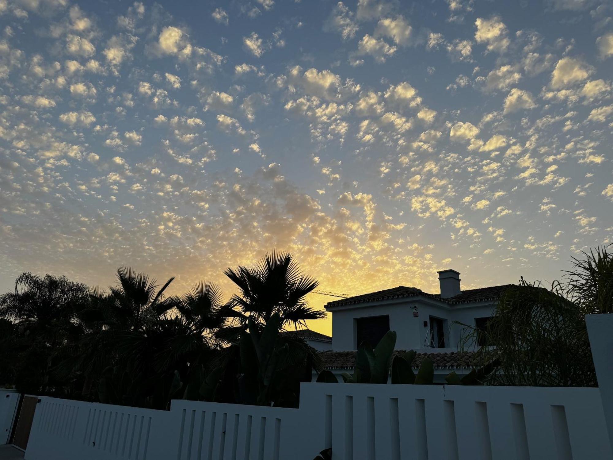 Pousada Marbella Bliss - Luxury 4-Bedroom Villa With Garden, Private Pool & Jacuzzi, Marbesa Near- 5 Min To The Cabopino Beach Marbella