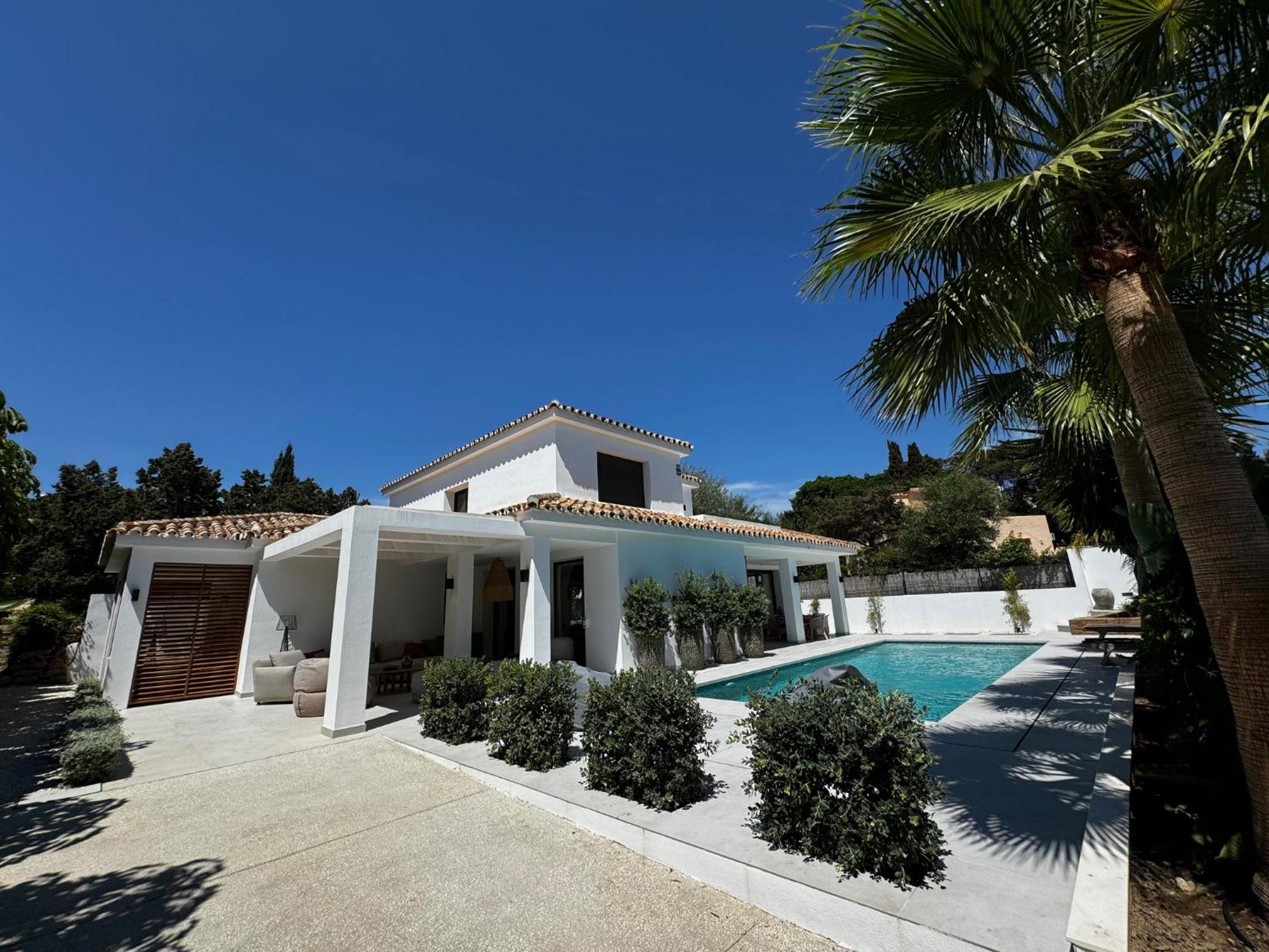 Marbella Bliss - Luxury 4-Bedroom Villa With Garden, Private Pool & Jacuzzi, Marbesa Near- 5 Min To The Cabopino Beach *