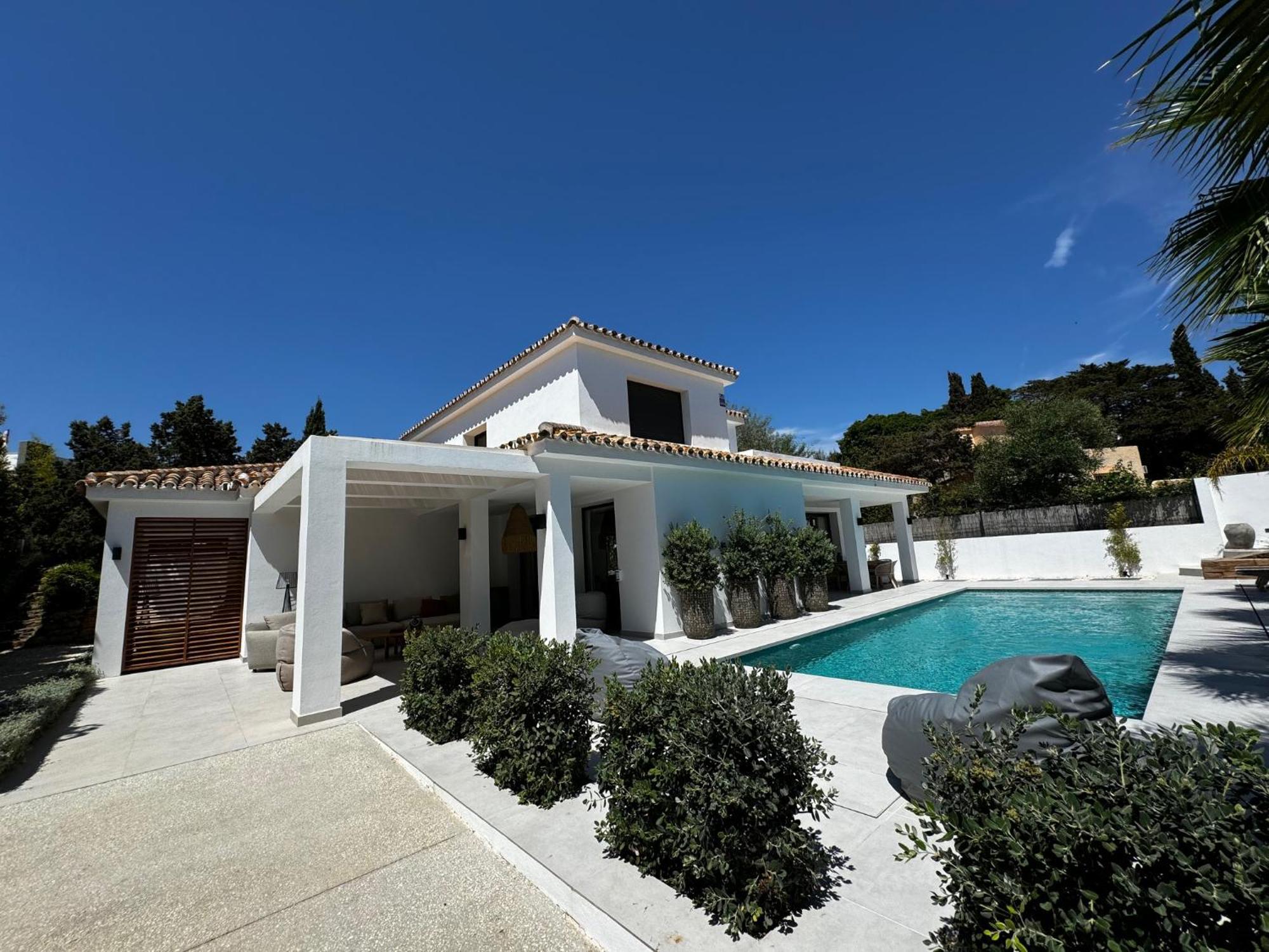 Marbella Bliss - Luxury 4-Bedroom Villa With Garden, Private Pool & Jacuzzi, Marbesa Near- 5 Min To The Cabopino Beach