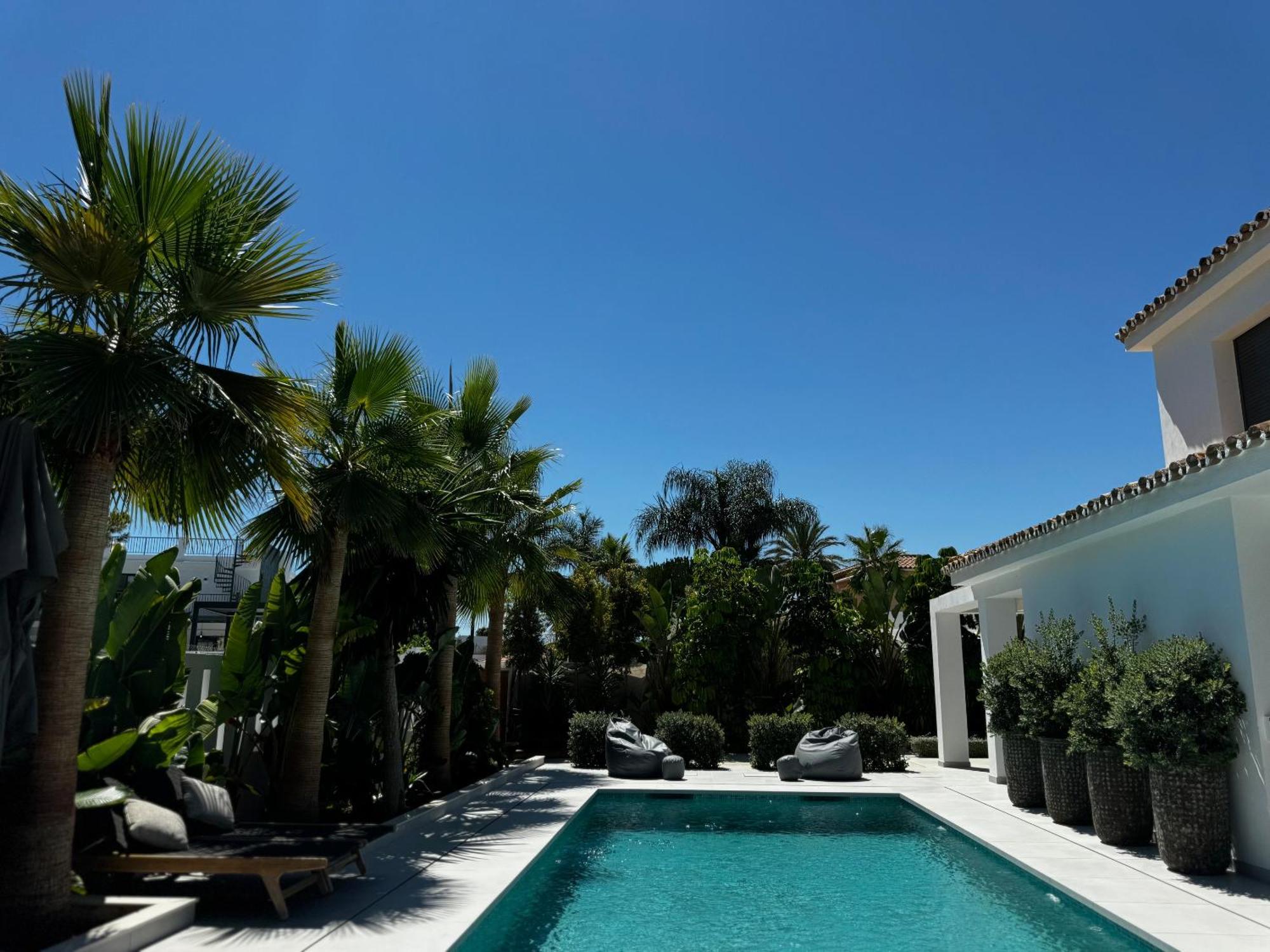 Pousada Marbella Bliss - Luxury 4-Bedroom Villa With Garden, Private Pool & Jacuzzi, Marbesa Near- 5 Min To The Cabopino Beach *