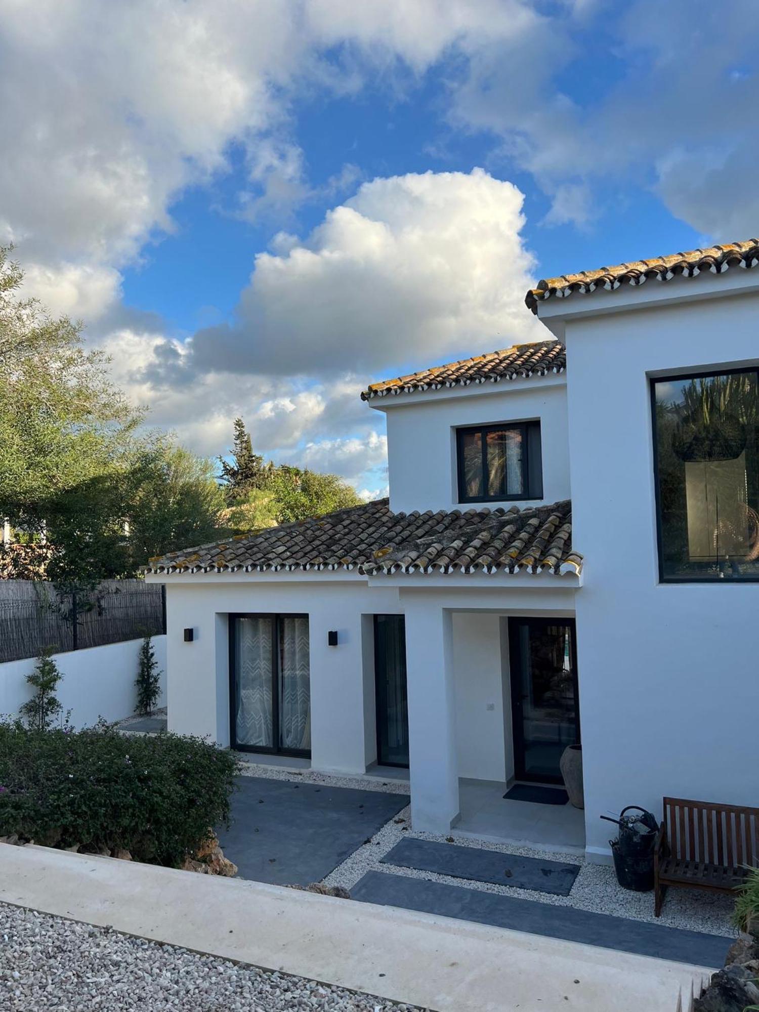 Marbella Bliss - Luxury 4-Bedroom Villa With Garden, Private Pool & Jacuzzi, Marbesa Near- 5 Min To The Cabopino Beach Pousada