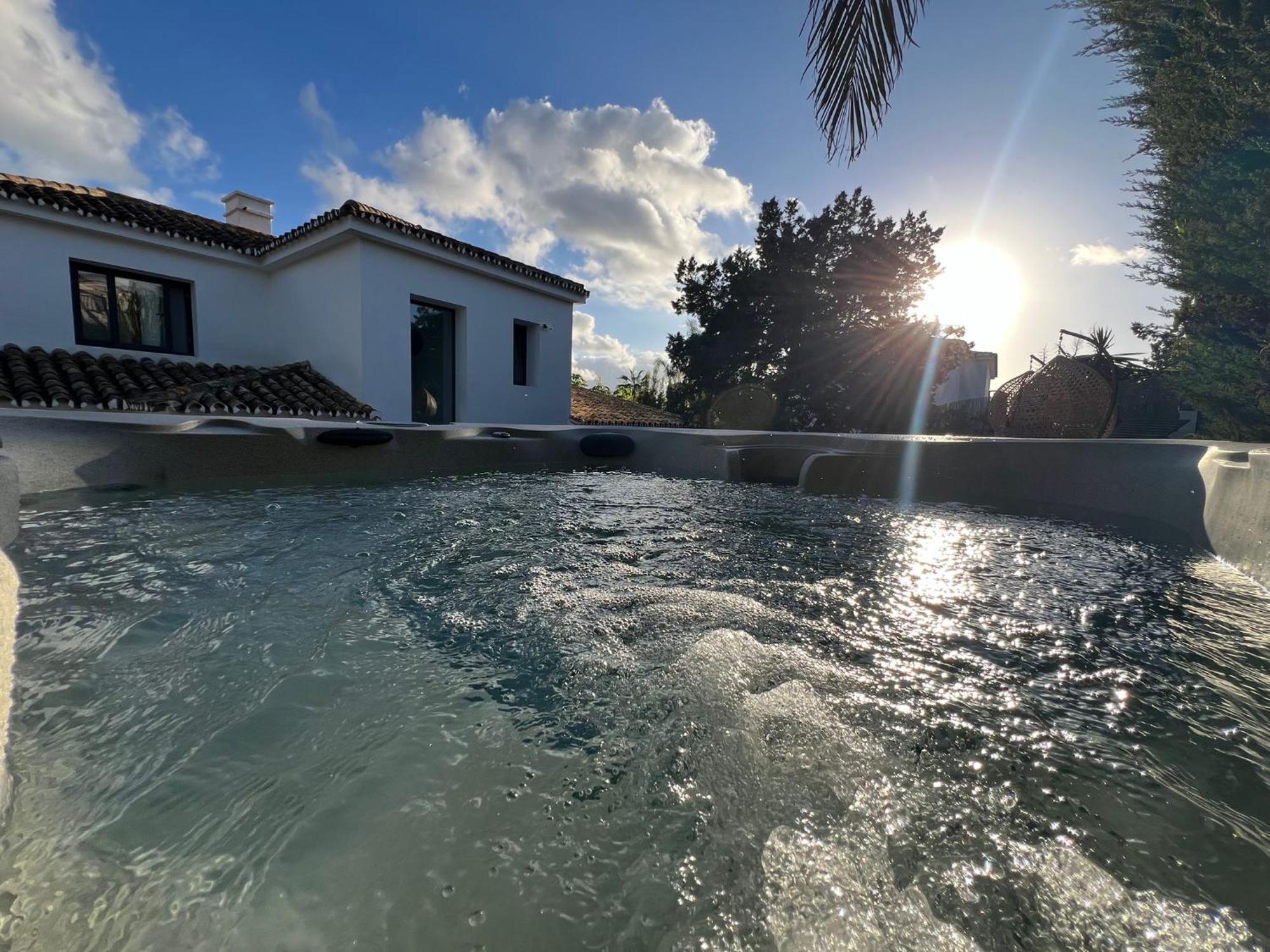 Marbella Bliss - Luxury 4-Bedroom Villa With Garden, Private Pool & Jacuzzi, Marbesa Near- 5 Min To The Cabopino Beach Pousada *