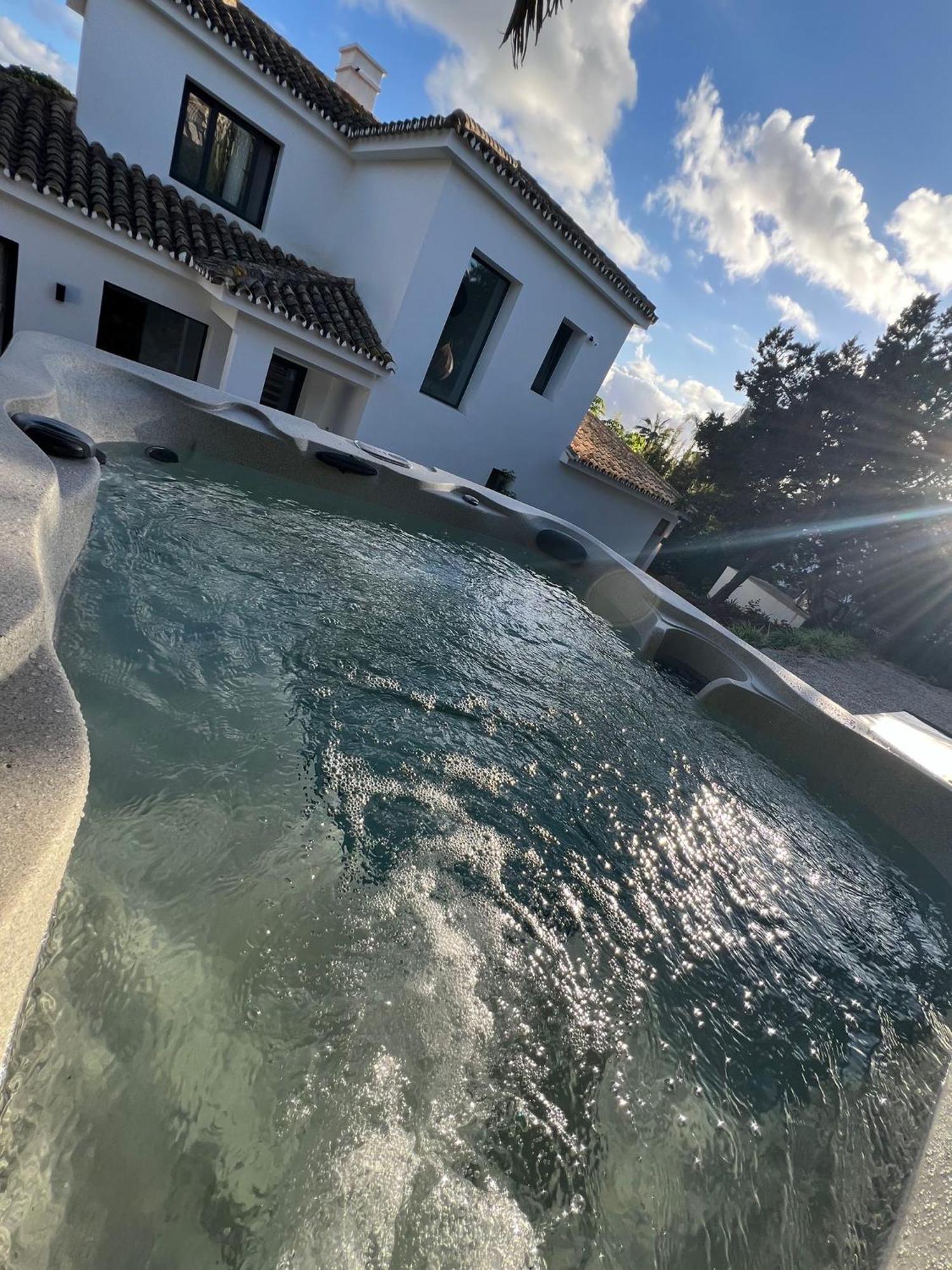 Pousada Marbella Bliss - Luxury 4-Bedroom Villa With Garden, Private Pool & Jacuzzi, Marbesa Near- 5 Min To The Cabopino Beach *