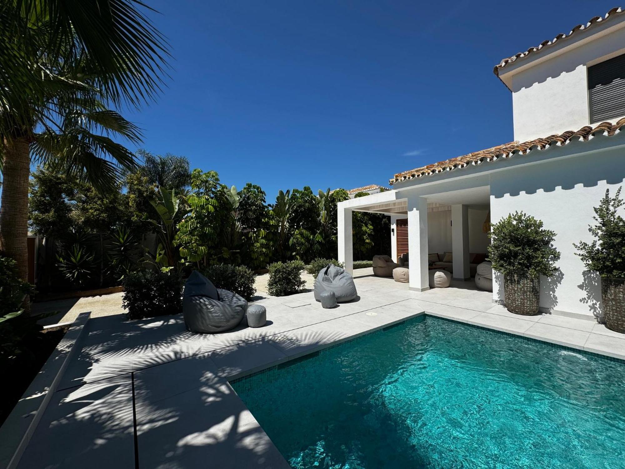 Pousada Marbella Bliss - Luxury 4-Bedroom Villa With Garden, Private Pool & Jacuzzi, Marbesa Near- 5 Min To The Cabopino Beach Marbella
