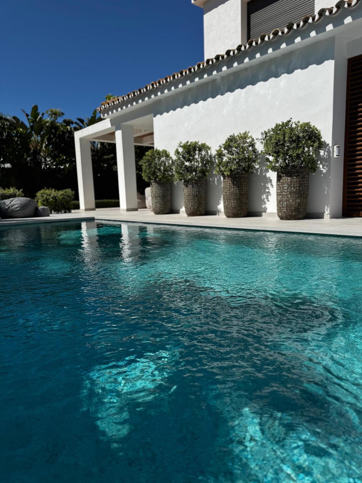 Marbella Bliss - Luxury 4-Bedroom Villa With Garden, Private Pool & Jacuzzi, Marbesa Near- 5 Min To The Cabopino Beach *