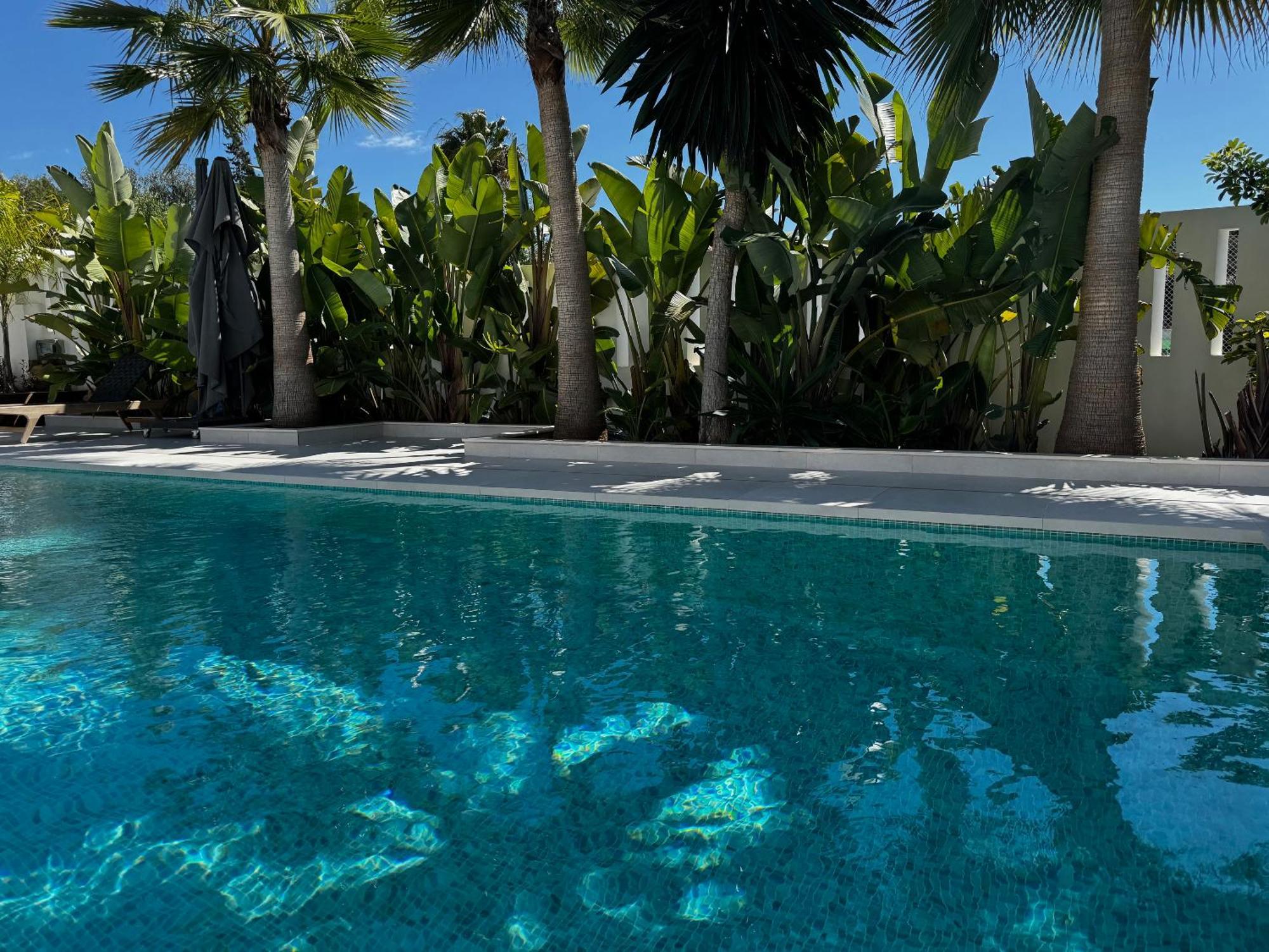 Pousada Marbella Bliss - Luxury 4-Bedroom Villa With Garden, Private Pool & Jacuzzi, Marbesa Near- 5 Min To The Cabopino Beach Marbella
