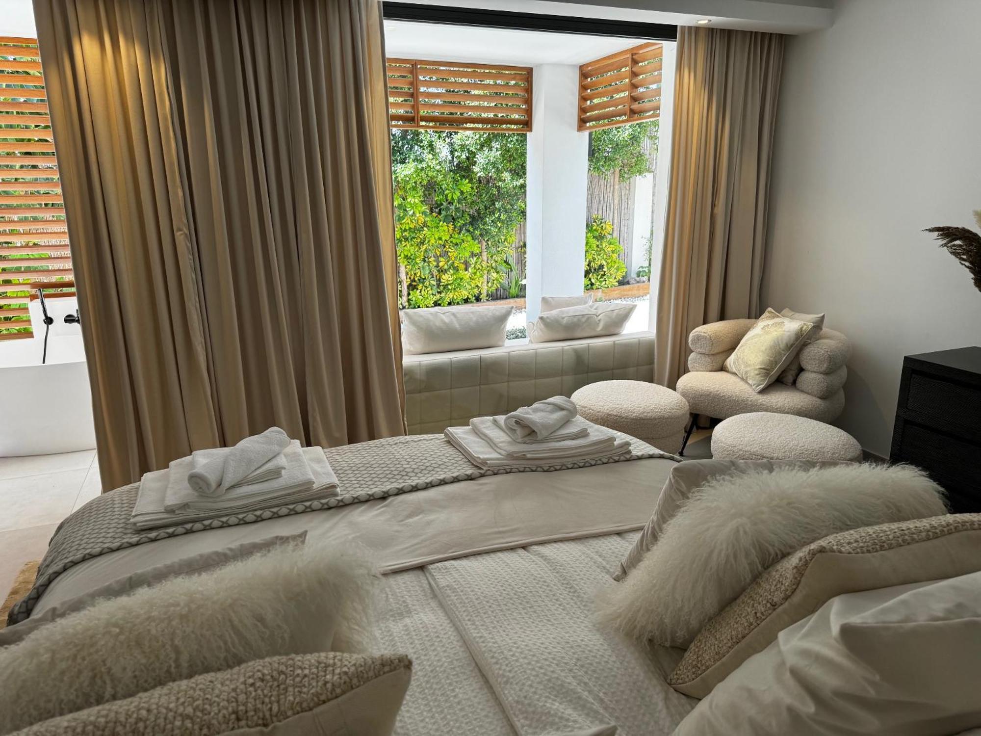 Villa Marbella Bliss - Luxury 4-Bedroom Villa With Garden, Private Pool & Jacuzzi, Marbesa Near- 5 Min To The Cabopino Beach Marbella