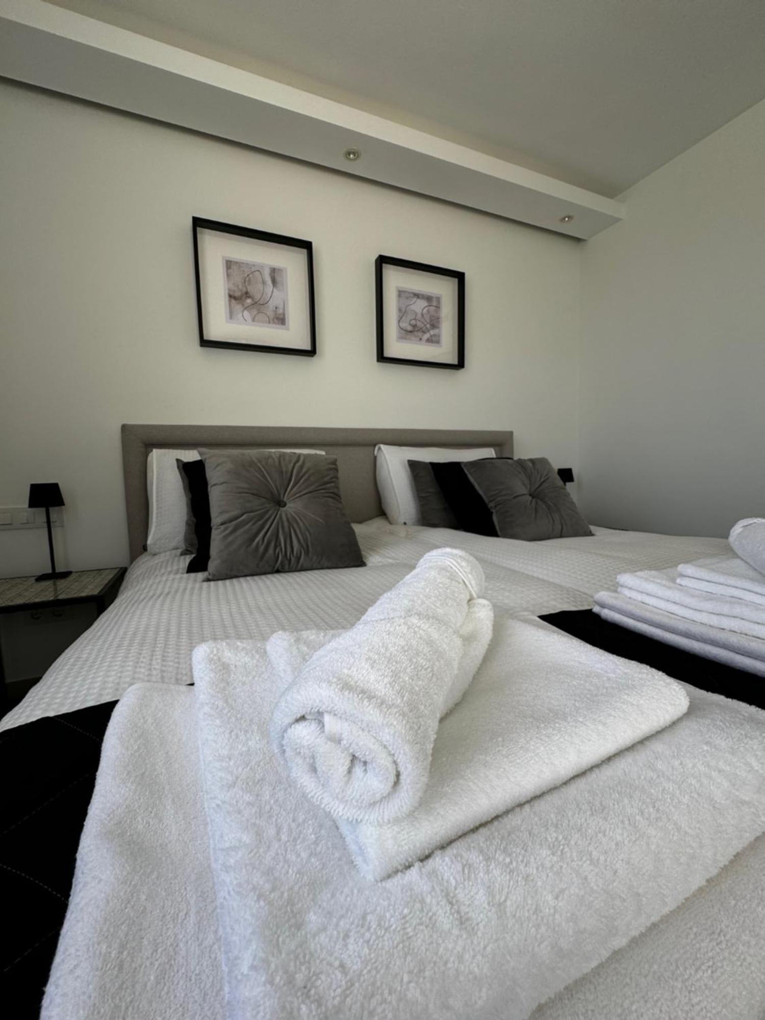 Marbella Bliss - Luxury 4-Bedroom Villa With Garden, Private Pool & Jacuzzi, Marbesa Near- 5 Min To The Cabopino Beach Marbella