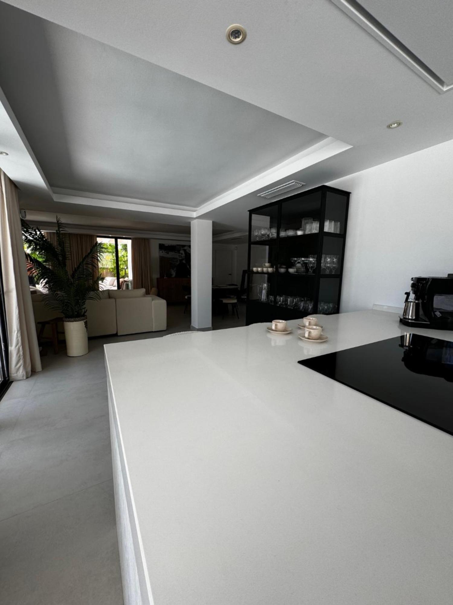 Marbella Bliss - Luxury 4-Bedroom Villa With Garden, Private Pool & Jacuzzi, Marbesa Near- 5 Min To The Cabopino Beach