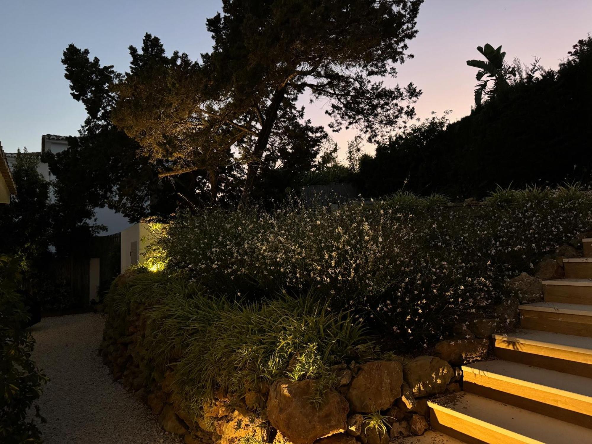 Marbella Bliss - Luxury 4-Bedroom Villa With Garden, Private Pool & Jacuzzi, Marbesa Near- 5 Min To The Cabopino Beach Marbella