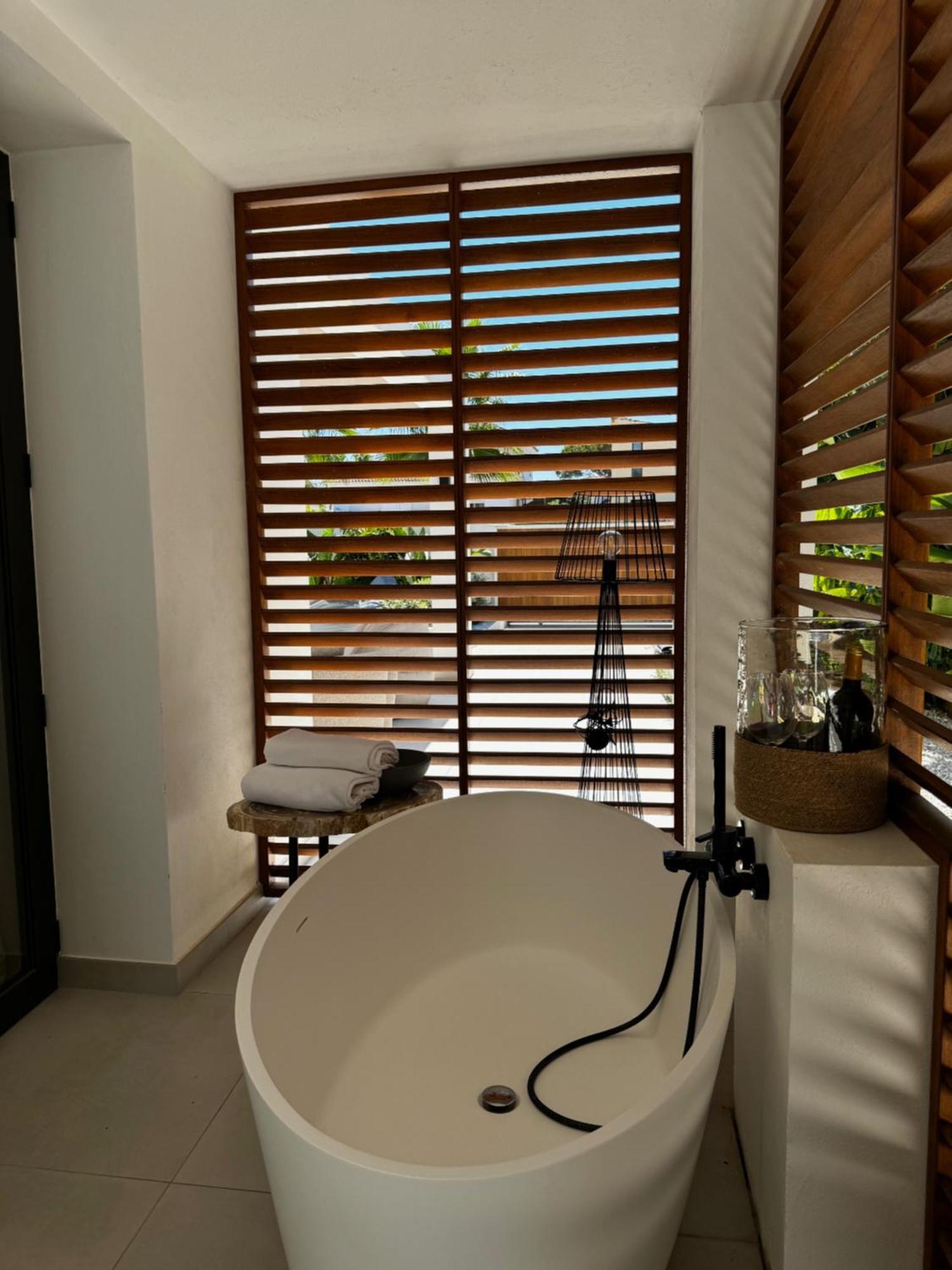 Marbella Bliss - Luxury 4-Bedroom Villa With Garden, Private Pool & Jacuzzi, Marbesa Near- 5 Min To The Cabopino Beach *