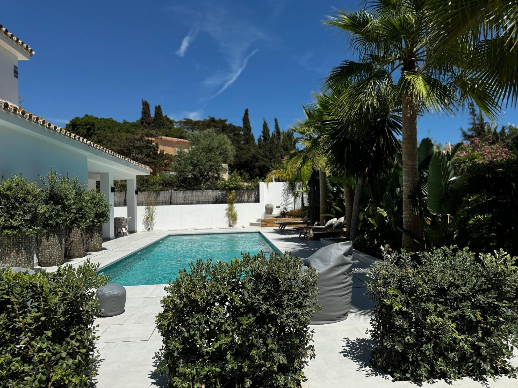 Marbella Bliss - Luxury 4-Bedroom Villa With Garden, Private Pool & Jacuzzi, Marbesa Near- 5 Min To The Cabopino Beach * Marbella