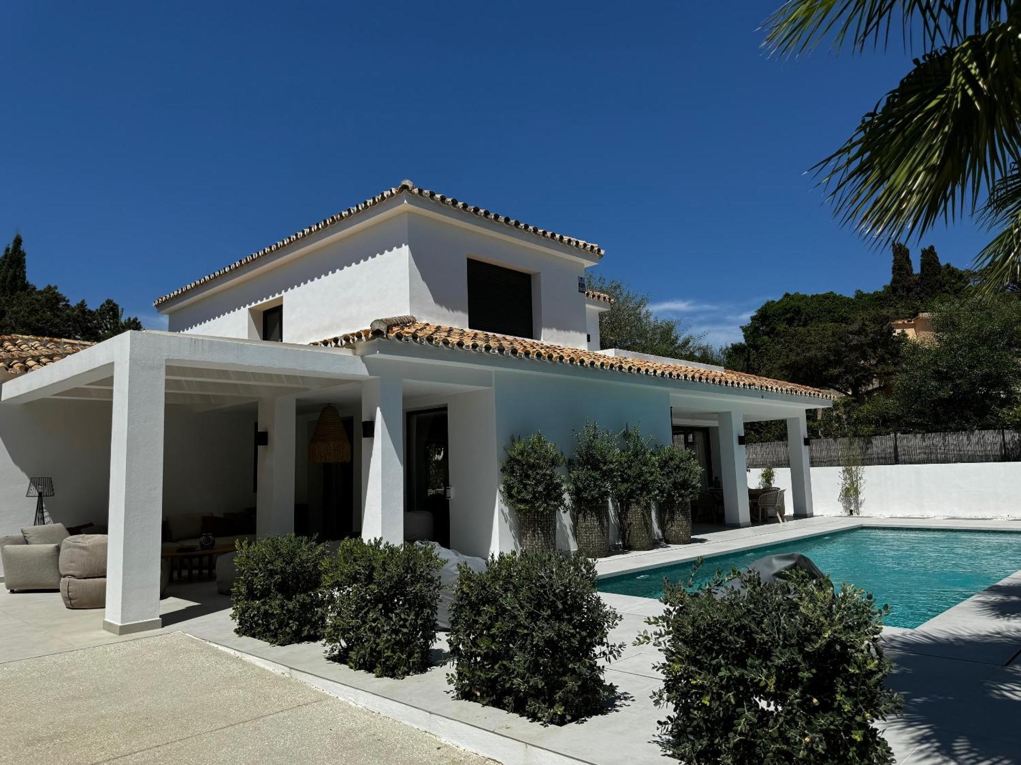 Villa Marbella Bliss - Luxury 4-Bedroom Villa With Garden, Private Pool & Jacuzzi, Marbesa Near- 5 Min To The Cabopino Beach
