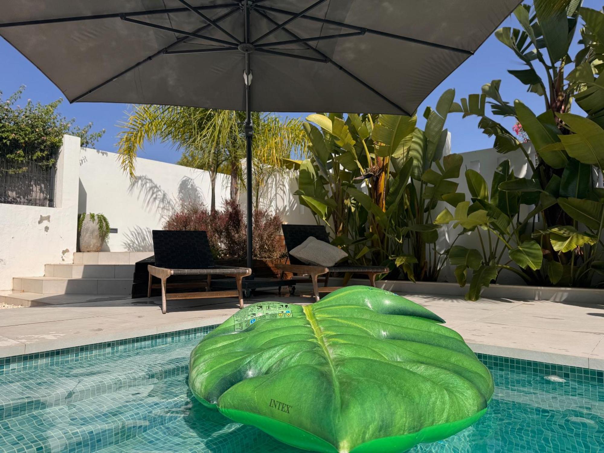 Marbella Bliss - Luxury 4-Bedroom Villa With Garden, Private Pool & Jacuzzi, Marbesa Near- 5 Min To The Cabopino Beach * Marbella