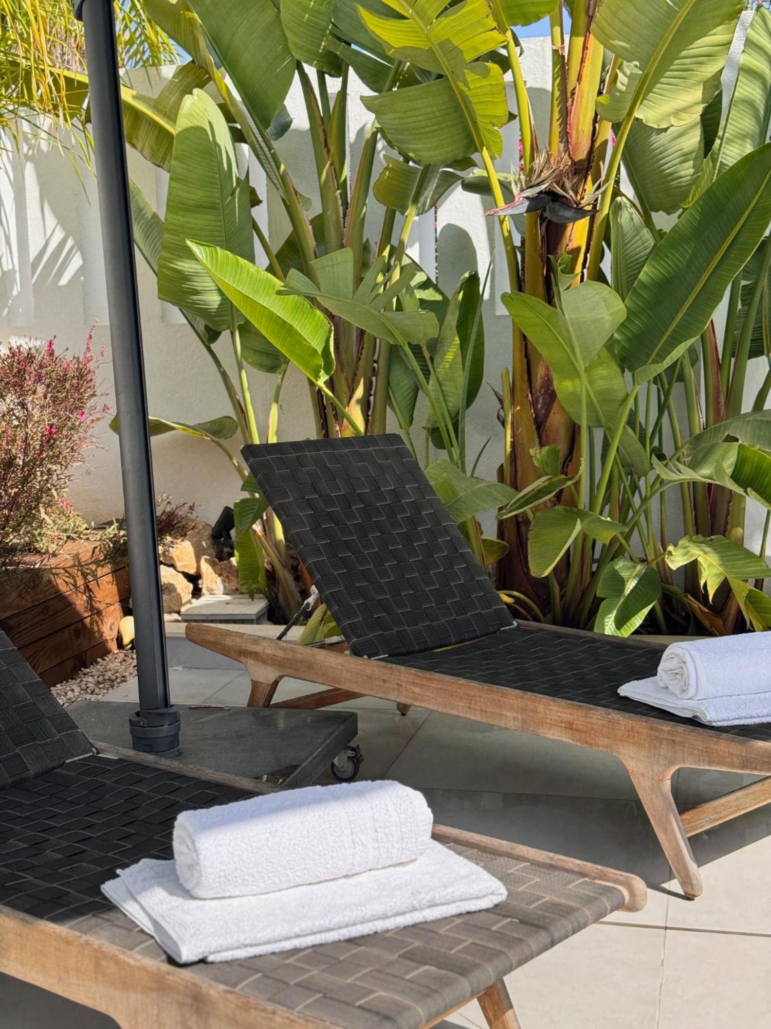 Marbella Bliss - Luxury 4-Bedroom Villa With Garden, Private Pool & Jacuzzi, Marbesa Near- 5 Min To The Cabopino Beach *